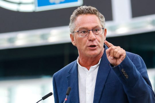 Οργή Αρβανίτη κατά της Κομισιόν και του επιτρόπου ΜακΓκράθ: «Σπιλώνει τον θεσμό που οφείλει να υπηρετεί»